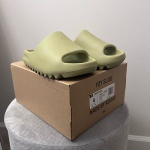 Big Kid Size 4- Yeezy Slides (Good as new) Authentic!!!